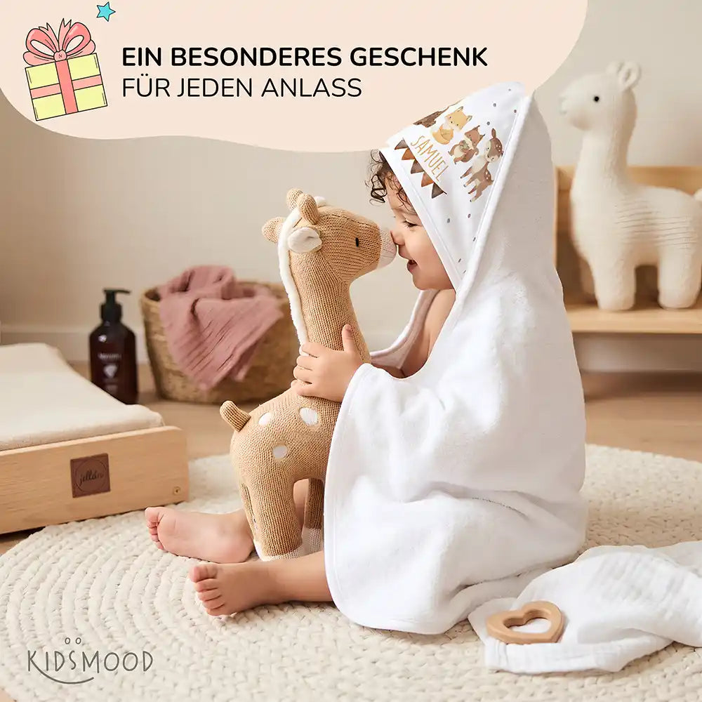 Personalisiertes Kapuzenhandtuch Baby Waldtiere Wimpel â Babygeschenk-Szene mit Strickspielzeug