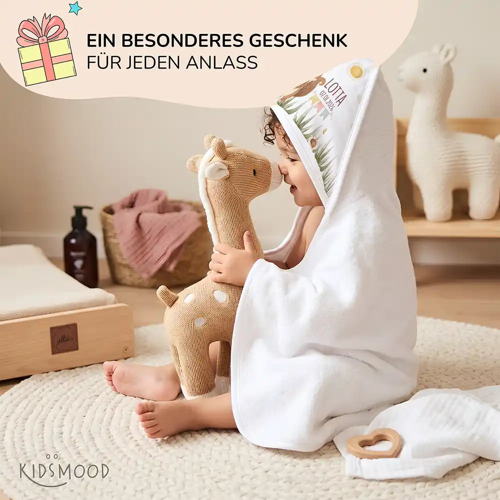 Personalisiertes Kapuzenhandtuch Baby Eichhörnchen Geburt – Babygeschenk-Szene mit Strickspielzeug