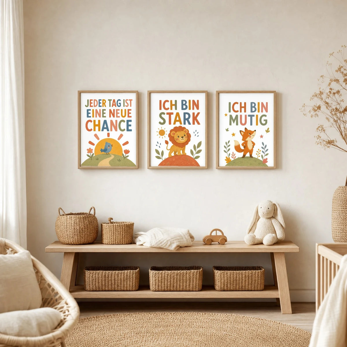 Kinderzimmer Deko: Affirmationsposter âLöwe Ich bin starkâ zusammen mit weiteren Motiven an der Wand
