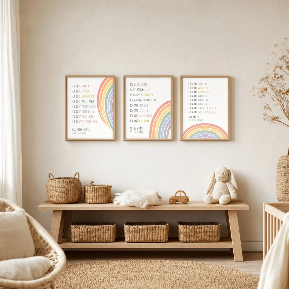 Kinderzimmer Deko: Affirmationsposter „Minimal Meine Stimme“ zusammen mit weiteren Motiven an der Wand