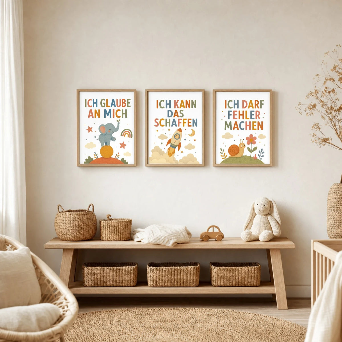 Kinderzimmer Deko: Affirmationsposter âRakete Ich kann das schaffenâ zusammen mit weiteren Motiven an der Wand