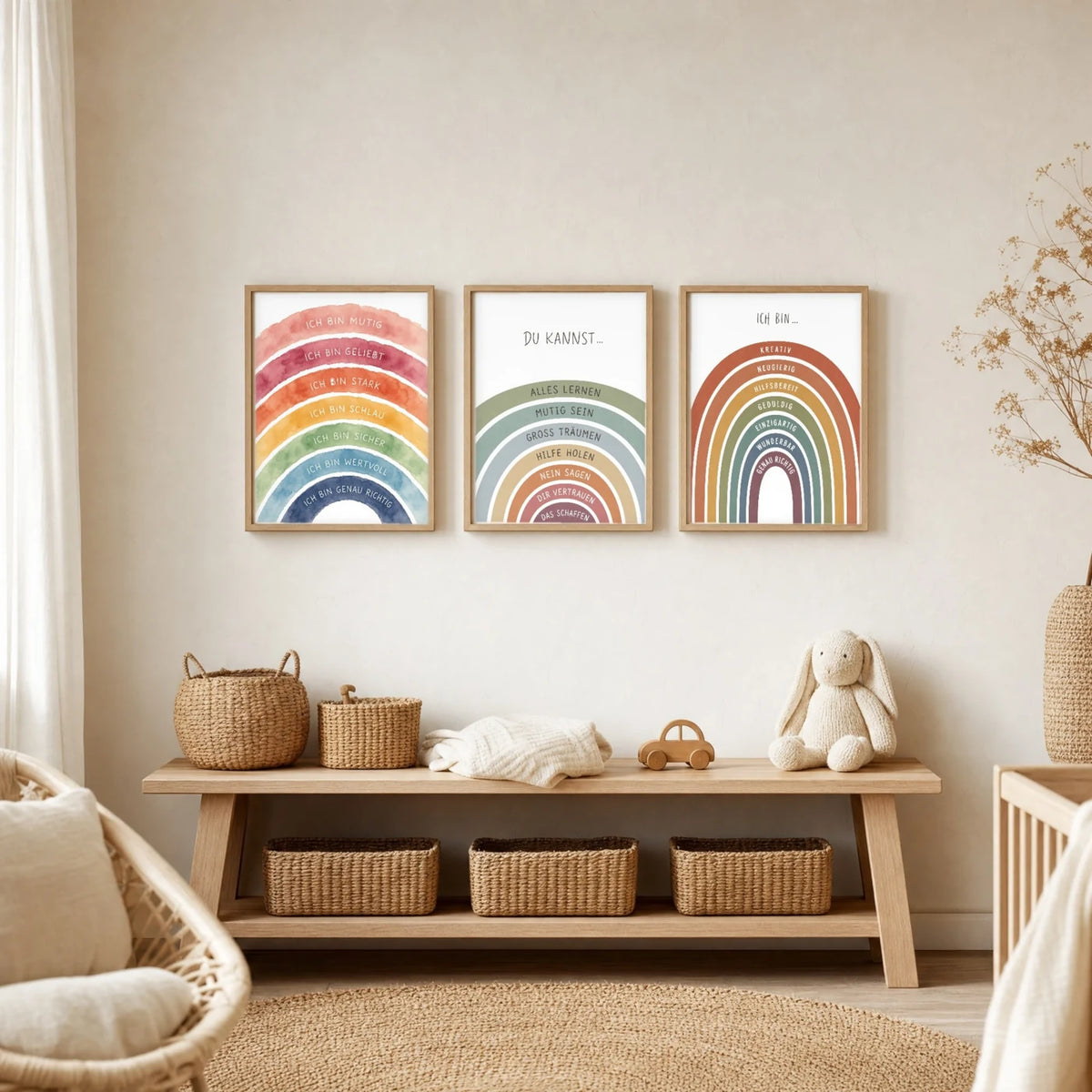 Kinderzimmer Deko: Affirmationsposter âRegenbogen Du kannstâ zusammen mit weiteren Motiven an der Wand