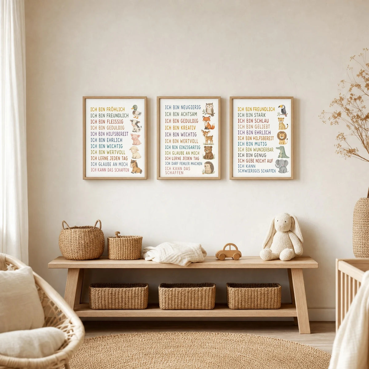 Kinderzimmer Deko: Affirmationsposter „Waldtiere“ zusammen mit weiteren Motiven an der Wand