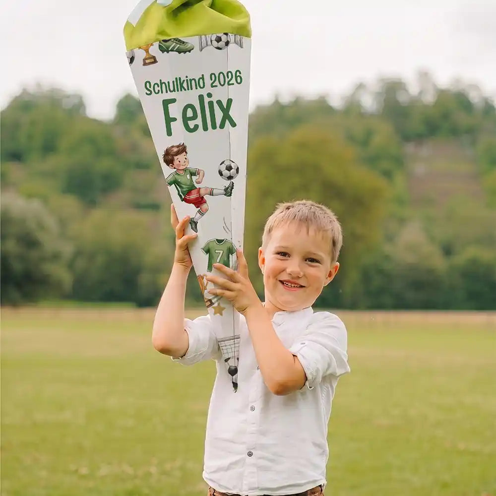 Schultüte personalisiert mit Name Fußballer Aktion – Junge-Lifestyle auf der Wiese
