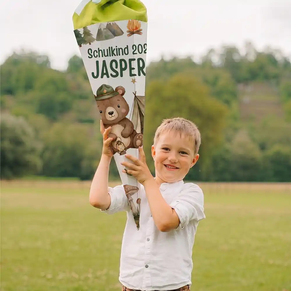 SchultĂŒte personalisiert mit Name Camping-BĂ€r â Junge-Lifestyle auf der Wiese