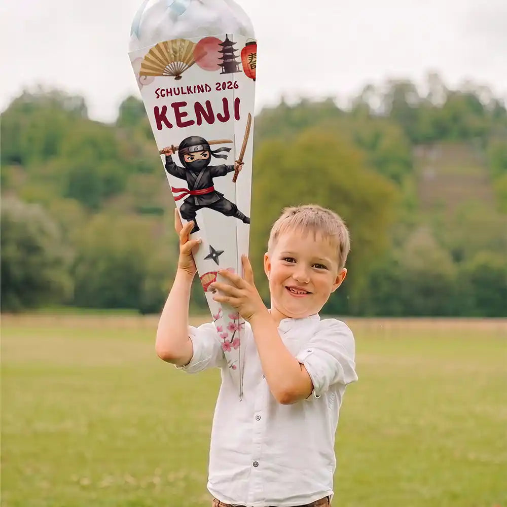 Schultüte personalisiert mit Name Ninja Japan – Junge-Lifestyle auf der Wiese