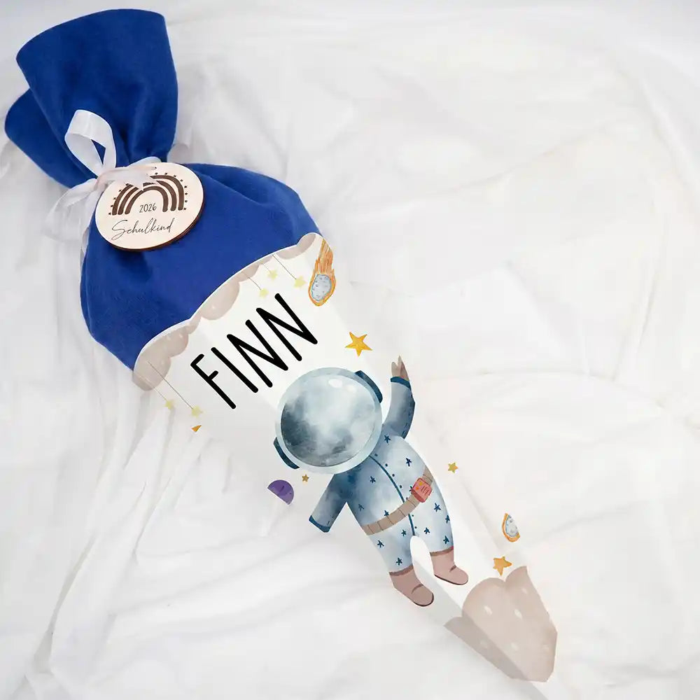 Schultüte personalisiert mit Name Astronaut – Liegend mit Filzverschluss und Schleife