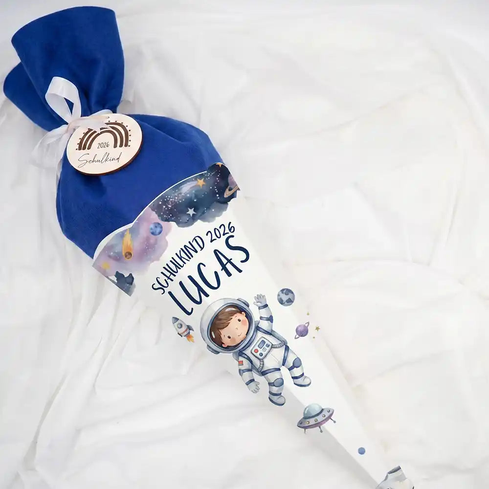 Schultüte personalisiert mit Name Astronaut Weltall – Liegend mit Filzverschluss und Schleife