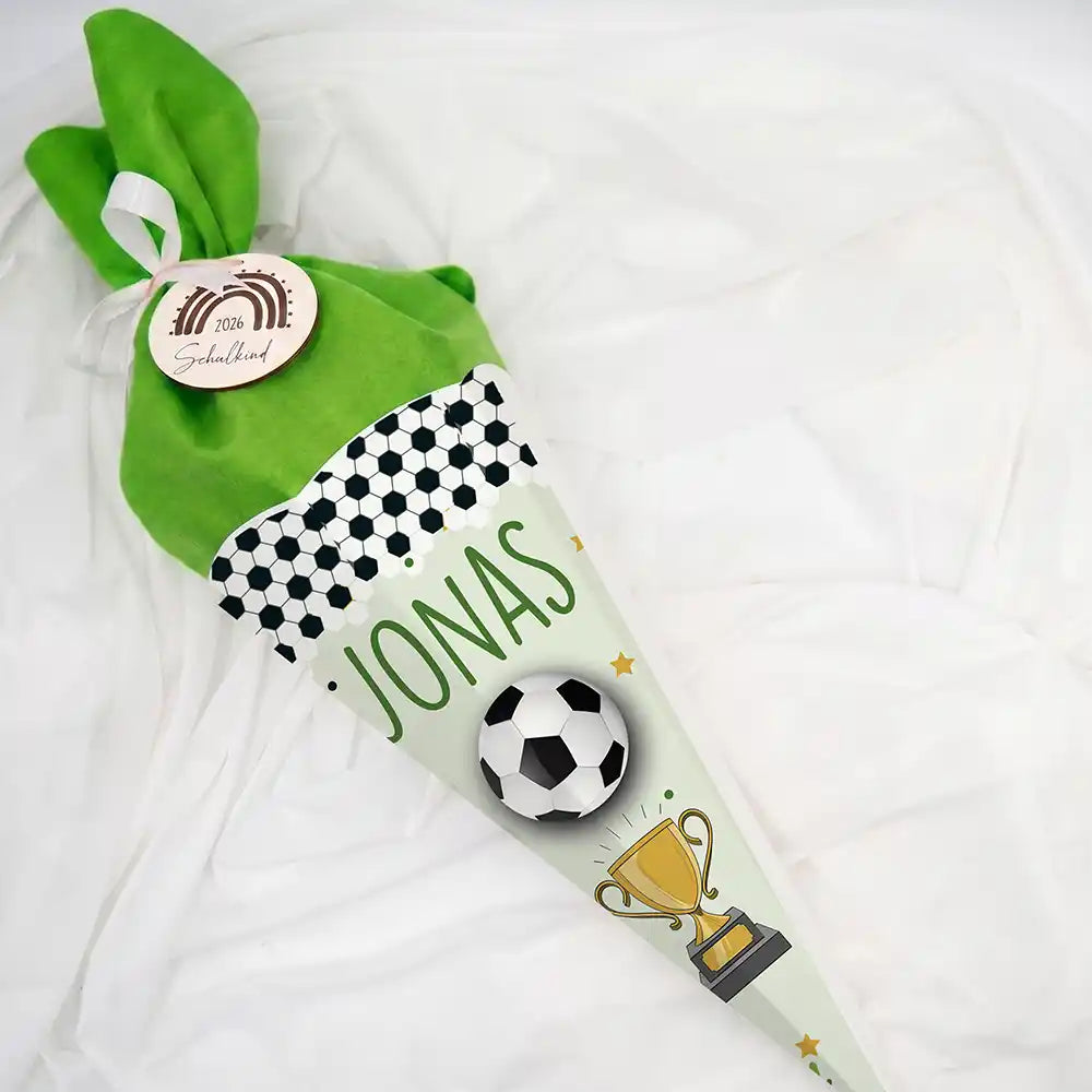 Schultüte personalisiert mit Name Fußball Pokal – Liegend mit Filzverschluss und Schleife