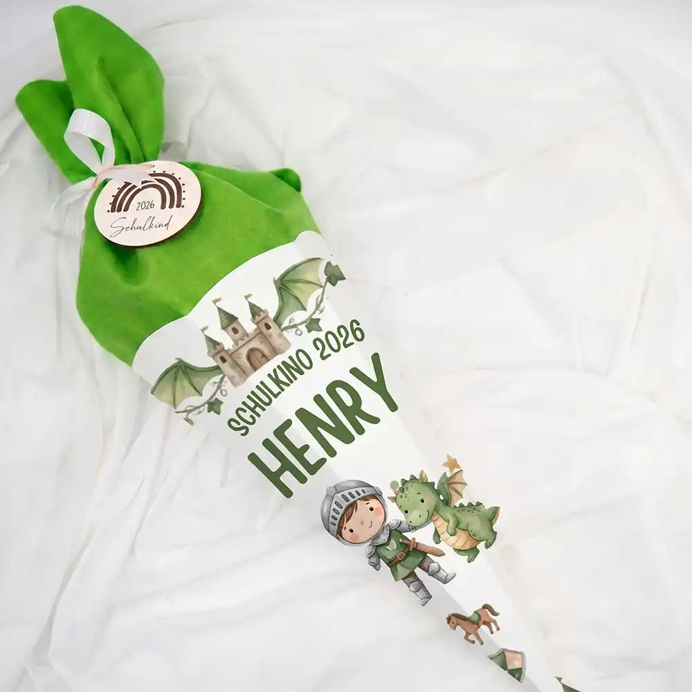 Schultüte personalisiert mit Name Ritter & Drache – Liegend mit Filzverschluss und Schleife