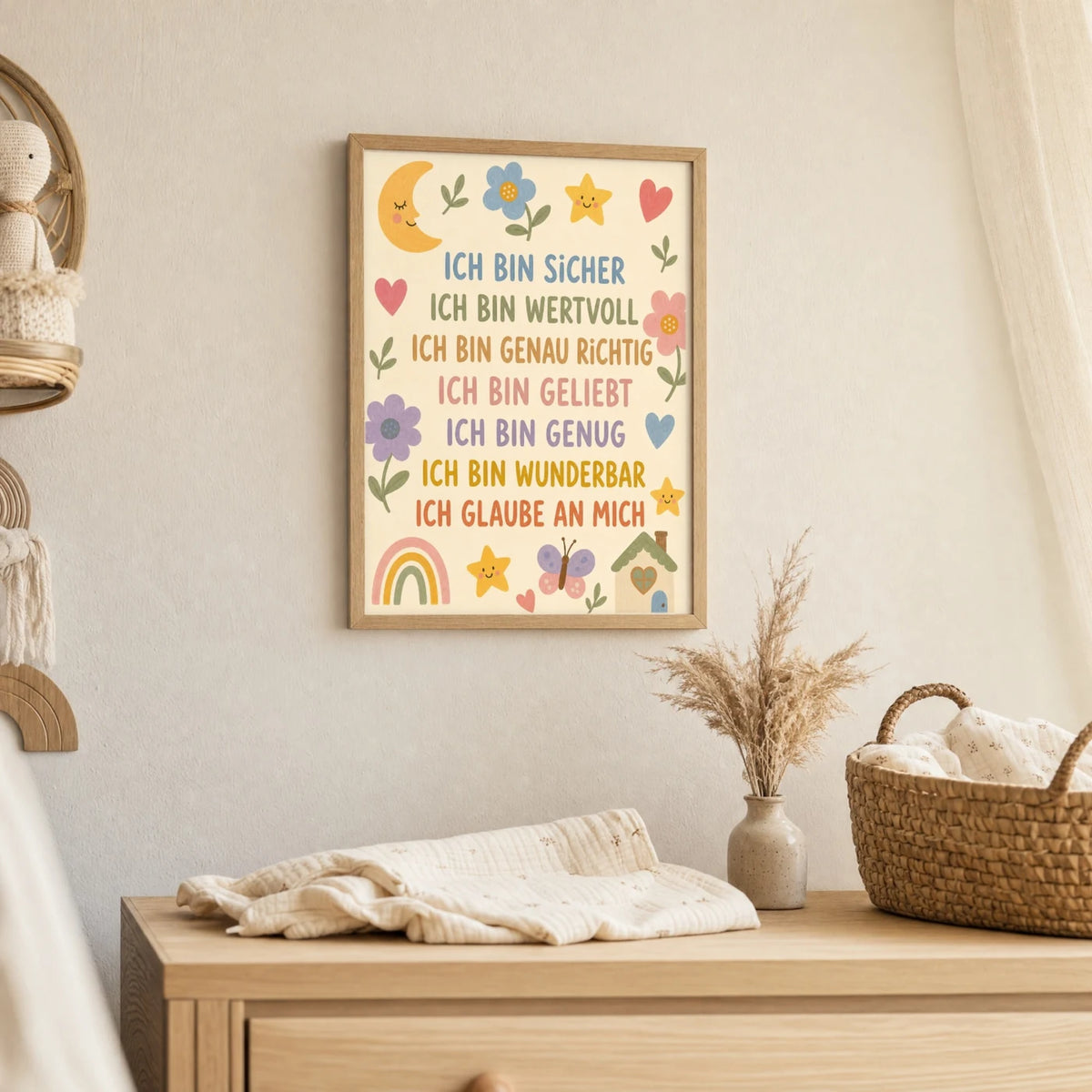Wandbild Kinderzimmer: Affirmationsposter âBlumenwiese Ich bin sicherâ im Holzrahmen ĂŒber der Kommode