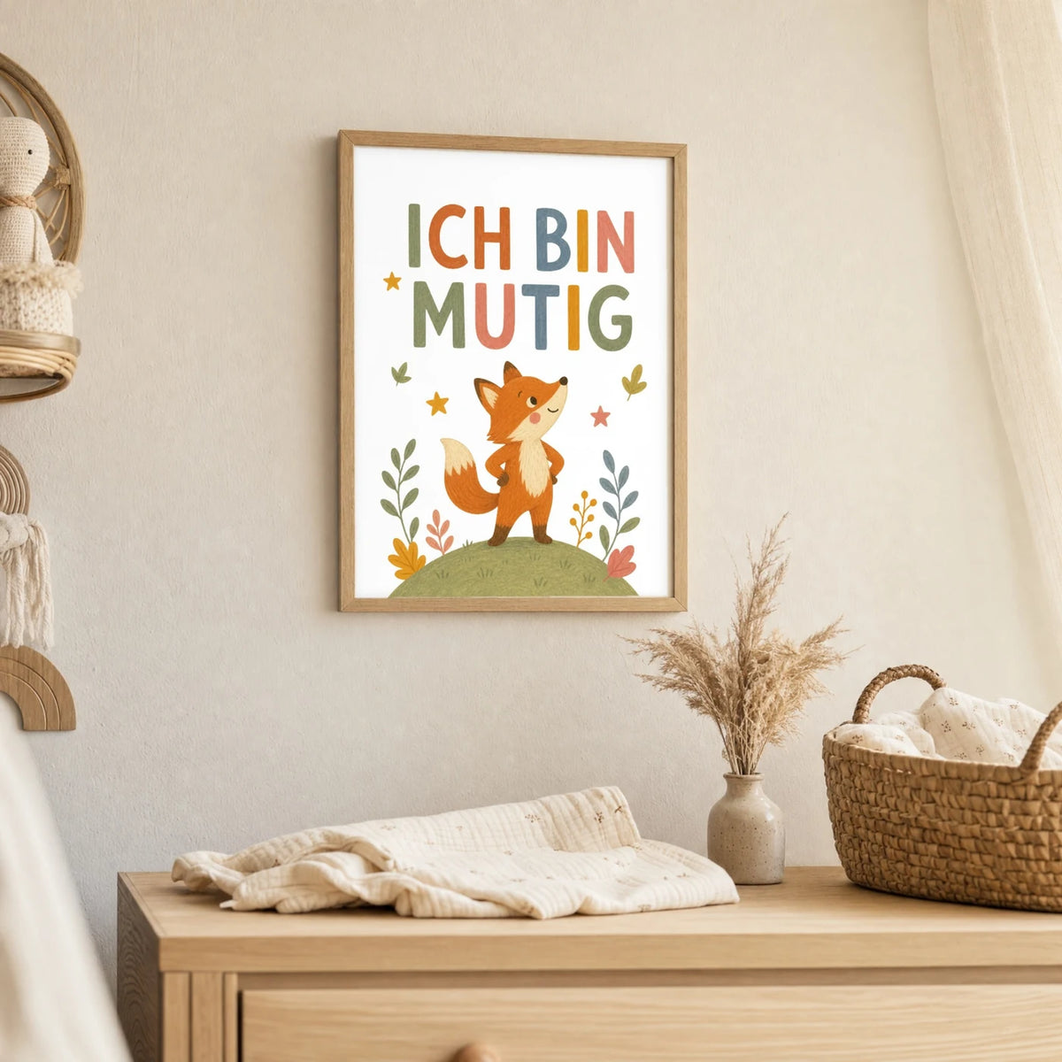 Wandbild Kinderzimmer: Affirmationsposter âFuchs Ich bin mutigâ im Holzrahmen ĂŒber der Kommode