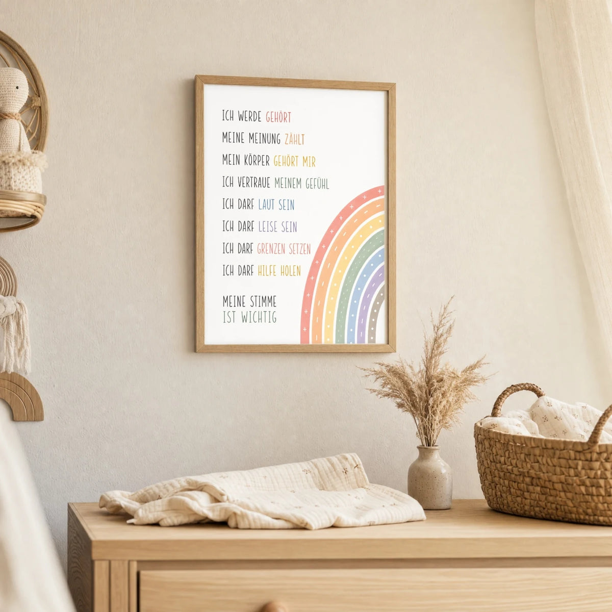 Wandbild Kinderzimmer: Affirmationsposter „Minimal Meine Stimme“ im Holzrahmen über der Kommode