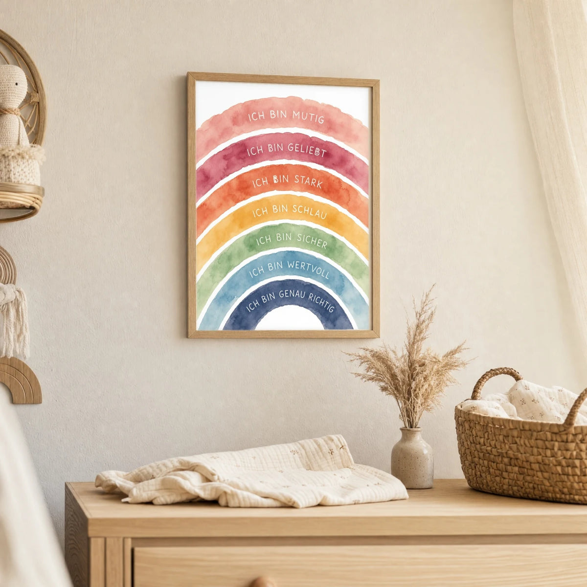 Wandbild Kinderzimmer: Affirmationsposter âRegenbogen Ich bin buntâ im Holzrahmen ĂŒber der Kommode