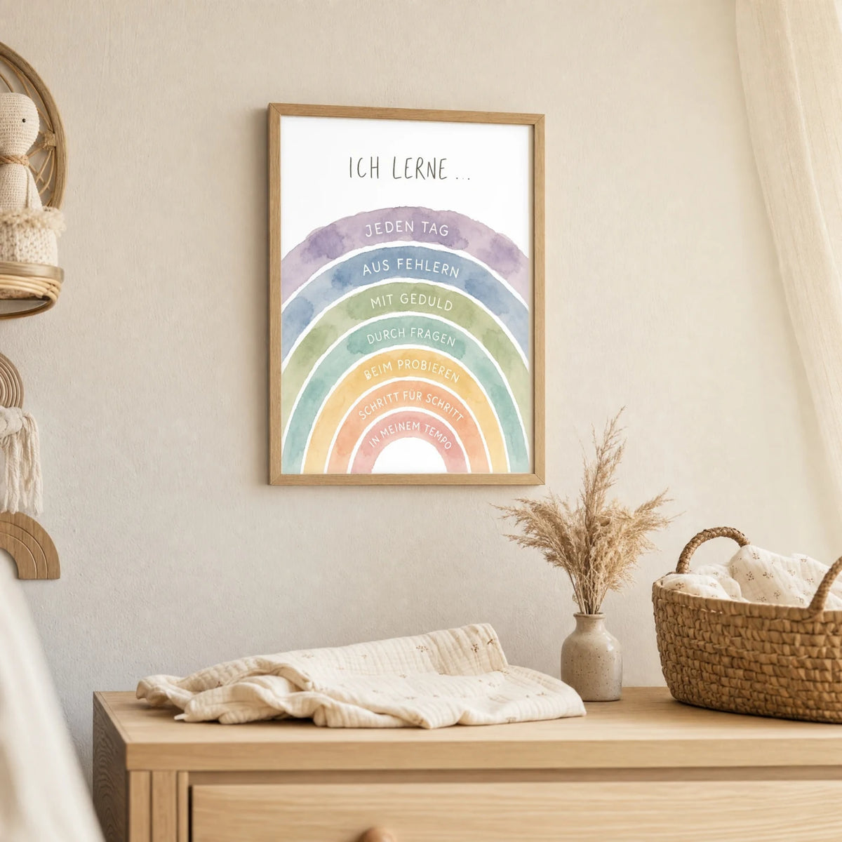 Wandbild Kinderzimmer: Affirmationsposter „Regenbogen Ich lerne“ im Holzrahmen über der Kommode
