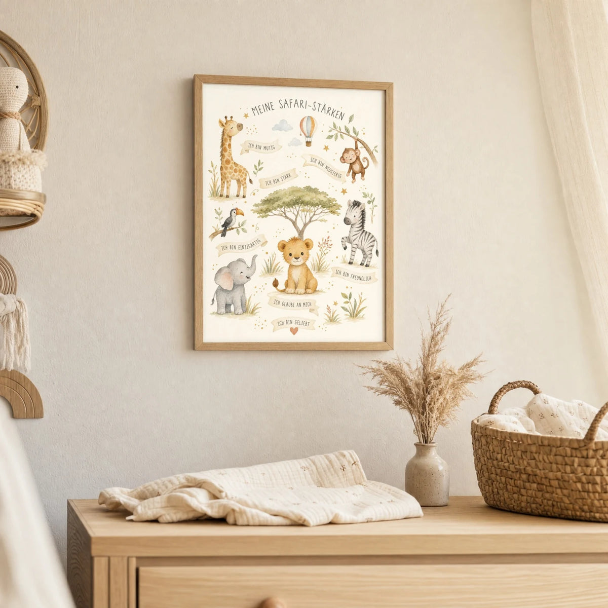 Wandbild Kinderzimmer: Affirmationsposter âSafari-StĂ€rkenâ im Holzrahmen ĂŒber der Kommode