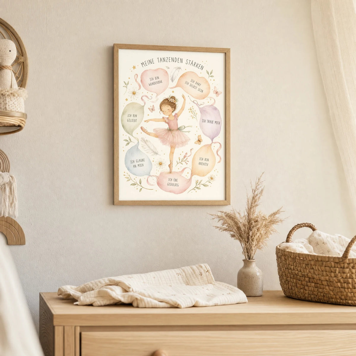 Wandbild Kinderzimmer: Affirmationsposter âTanzende StĂ€rkenâ im Holzrahmen ĂŒber der Kommode