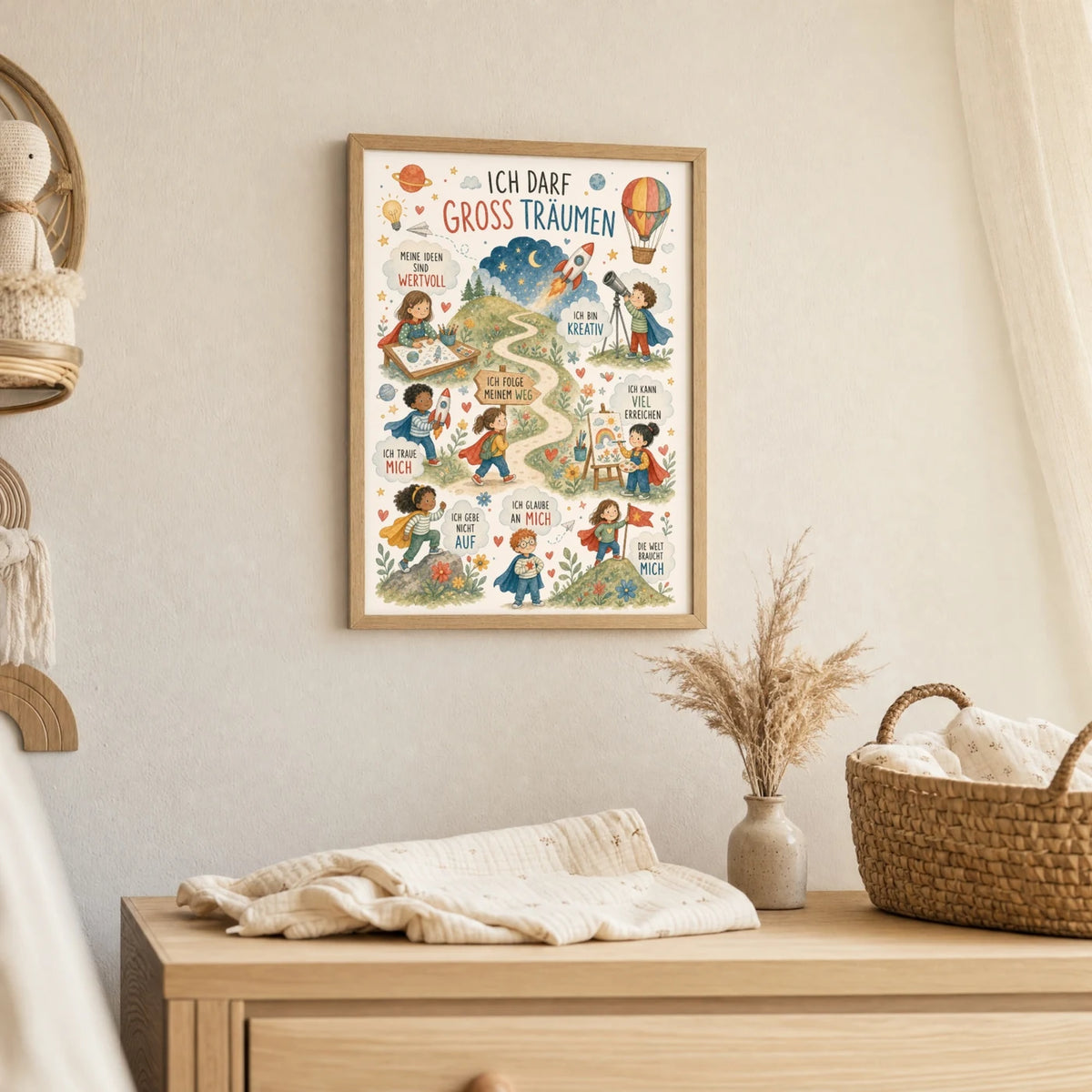 Wandbild Kinderzimmer: Affirmationsposter âWimmelbild GroĂ trĂ€umenâ im Holzrahmen ĂŒber der Kommode