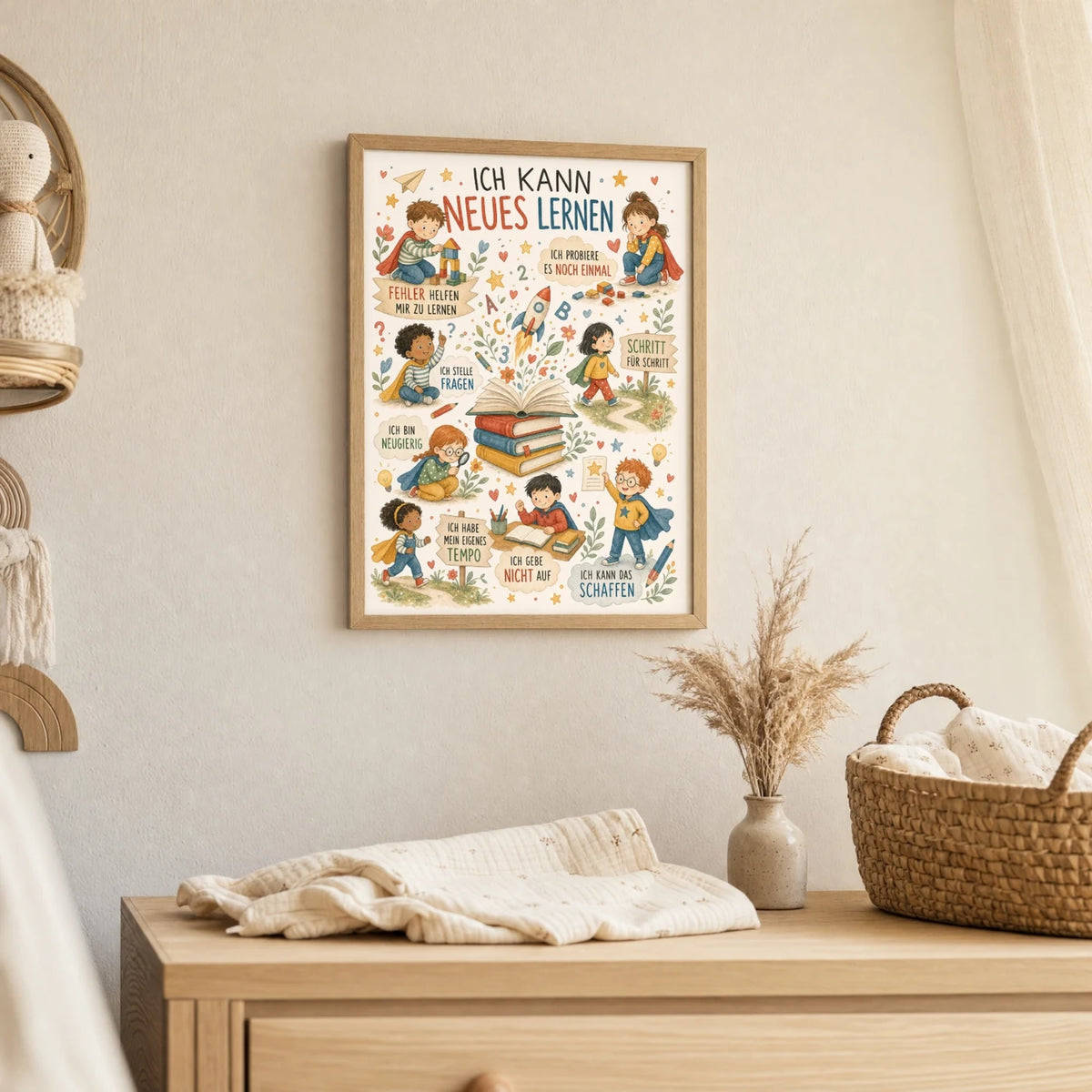 Wandbild Kinderzimmer: Affirmationsposter âWimmelbild Neues lernenâ im Holzrahmen ĂŒber der Kommode