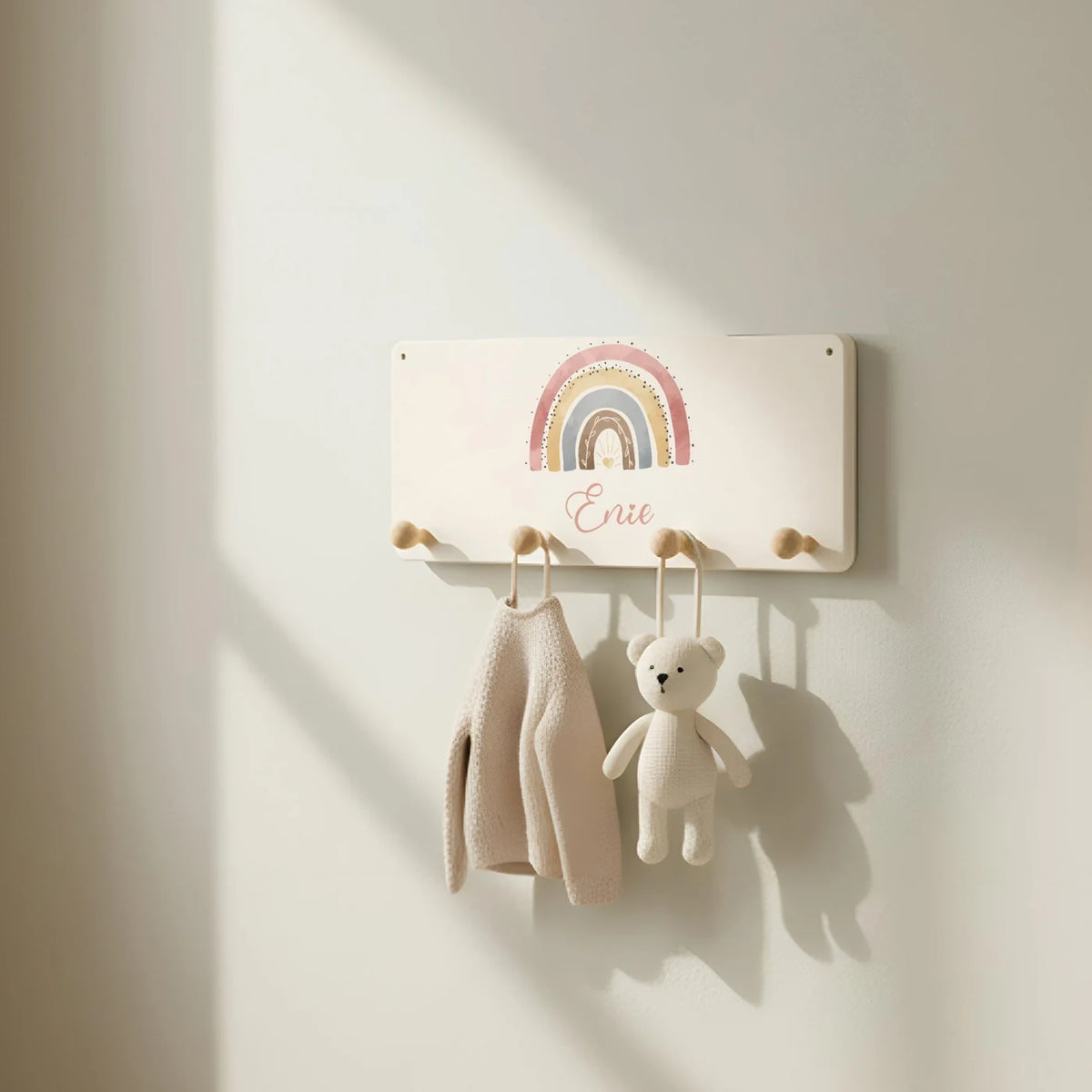 Kindergarderobe Holz personalisiert - Regenbogen