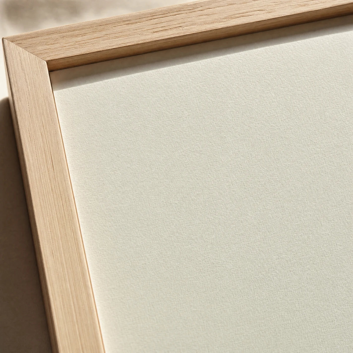 Holzrahmen fĂŒr das Affirmationsposter âWimmelbild GroĂ trĂ€umenâ â Detailansicht der Rahmenecke