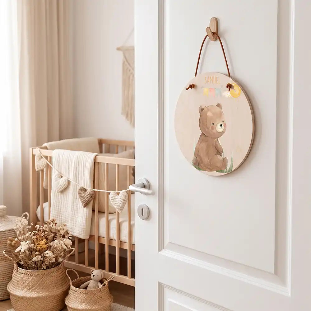 TĂŒrschild Kinderzimmer BĂ€r mit Wimpelkette, aufgehĂ€ngt an der KinderzimmertĂŒr