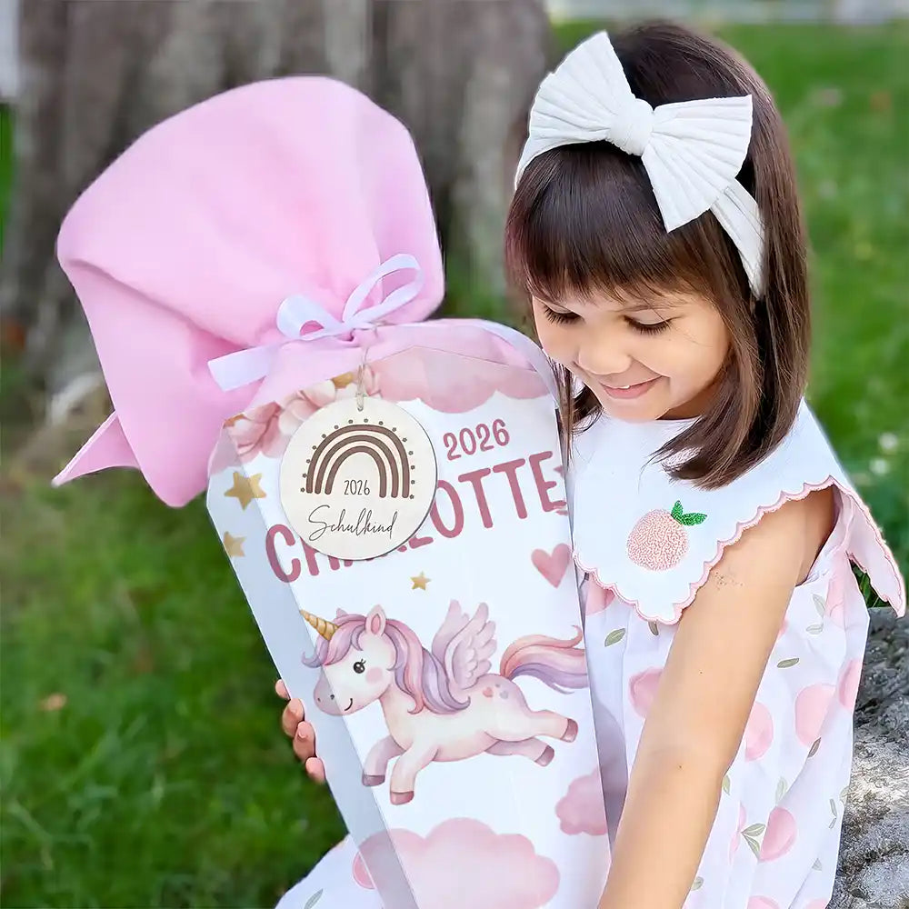 Schultüte personalisiert mit Name Pegasus Einhorn – Mädchen-Lifestyle in eckiger Komposition