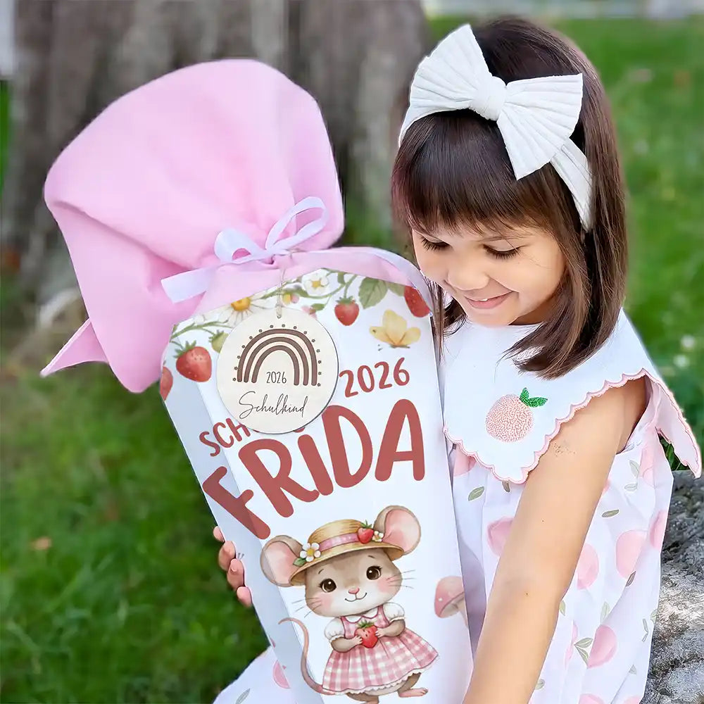 Schultüte personalisiert mit Name Maus mit Erdbeere – Mädchen-Lifestyle in eckiger Komposition