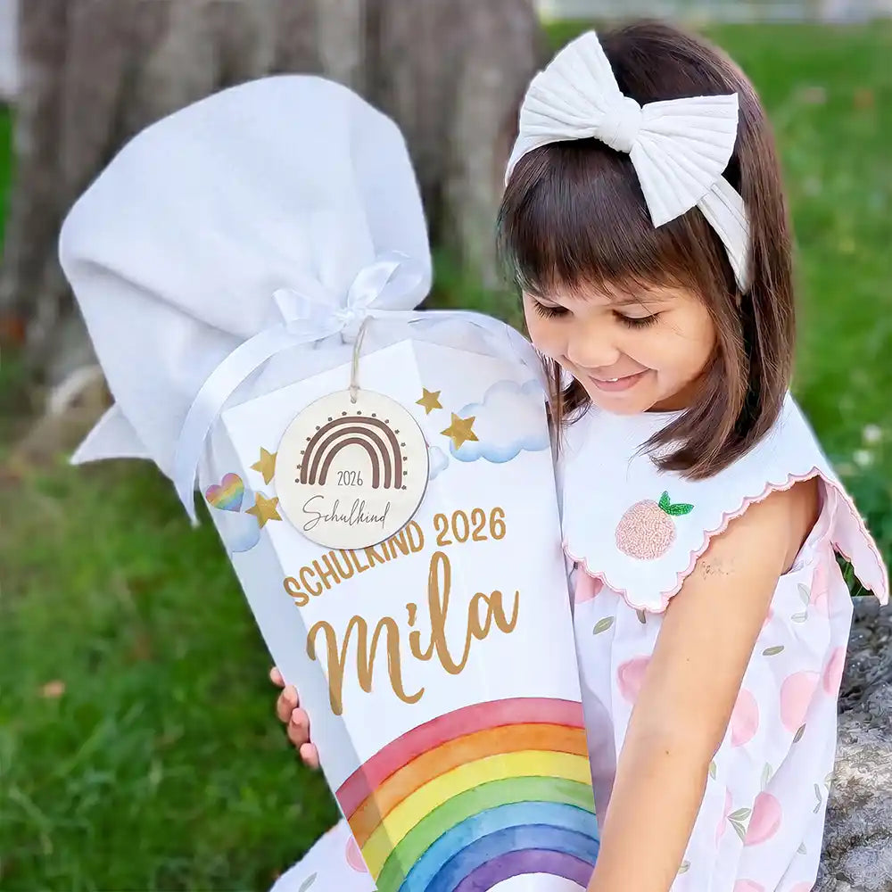 Schultüte personalisiert mit Name Regenbogen Pastell – Mädchen-Lifestyle in eckiger Komposition