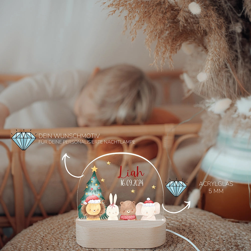 Kind schläft neben leuchtendem Nachtlicht Weihnachten mit Namen – Taufgeschenk personalisiert