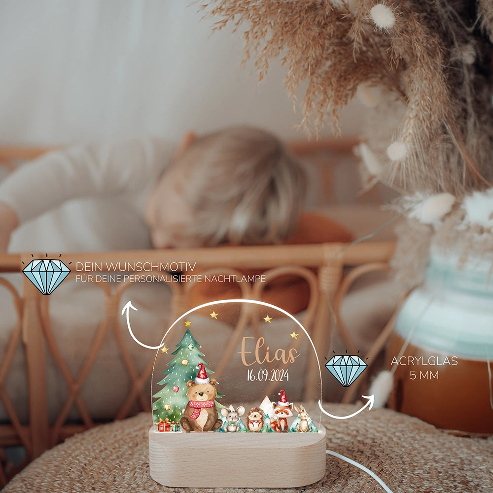 Kind schlĂ€ft neben leuchtendem Nachtlicht BĂ€r mit Namen â Taufgeschenk personalisiert