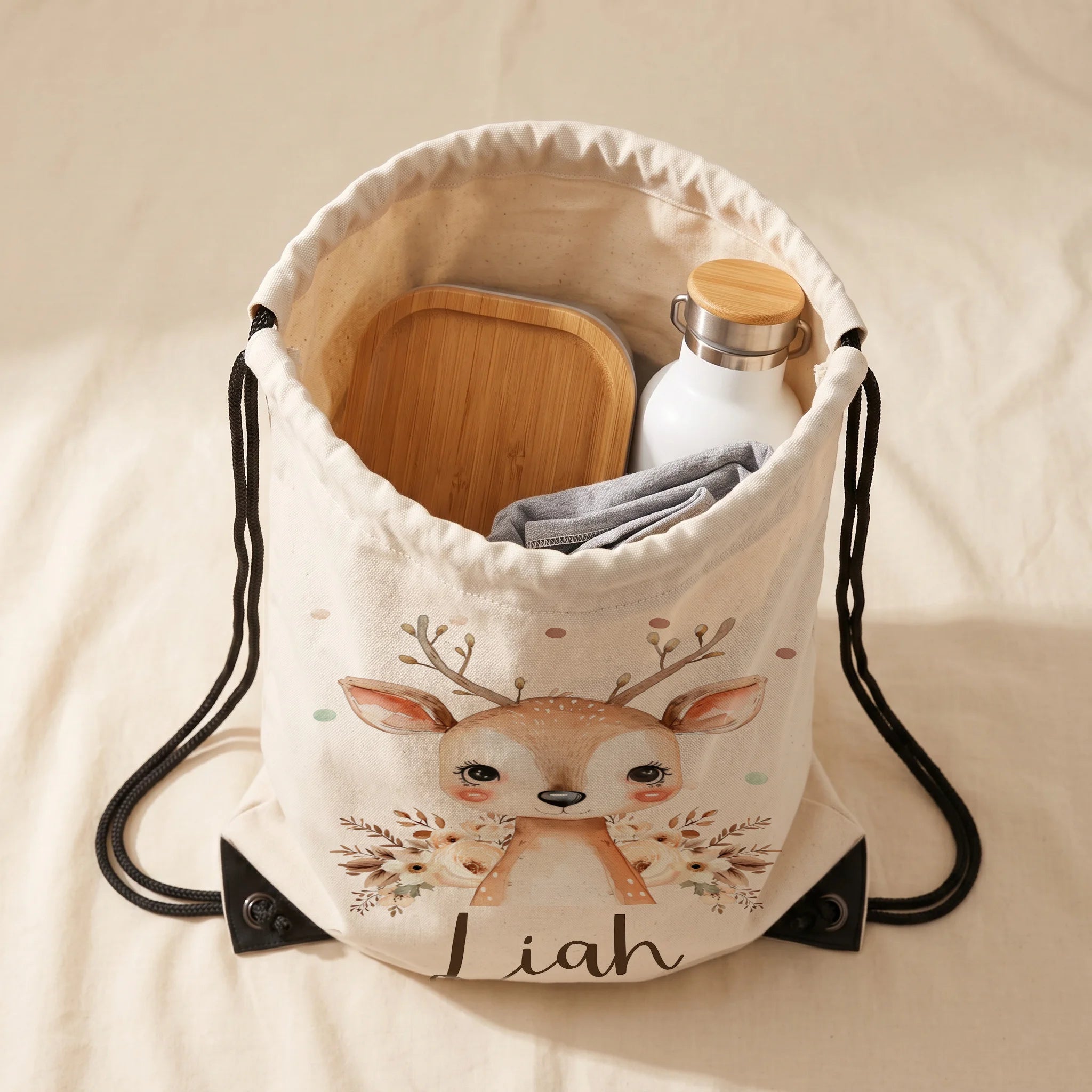 Personalisierter Turnbeutel Baby Reh, Innenansicht mit Sportsachen und Trinkflasche