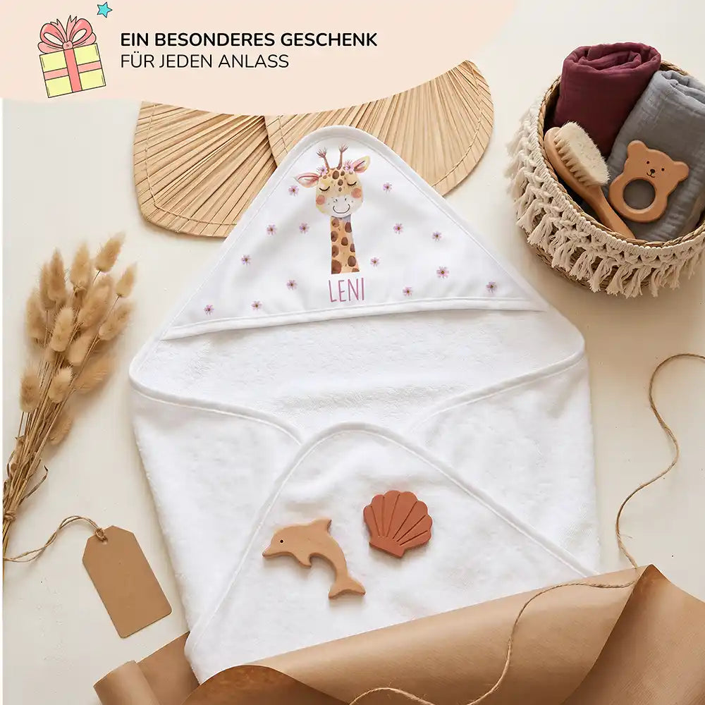 Personalisiertes Kapuzenhandtuch Baby Giraffe BlĂŒten â Geschenk-Komposition Boho-Flatlay