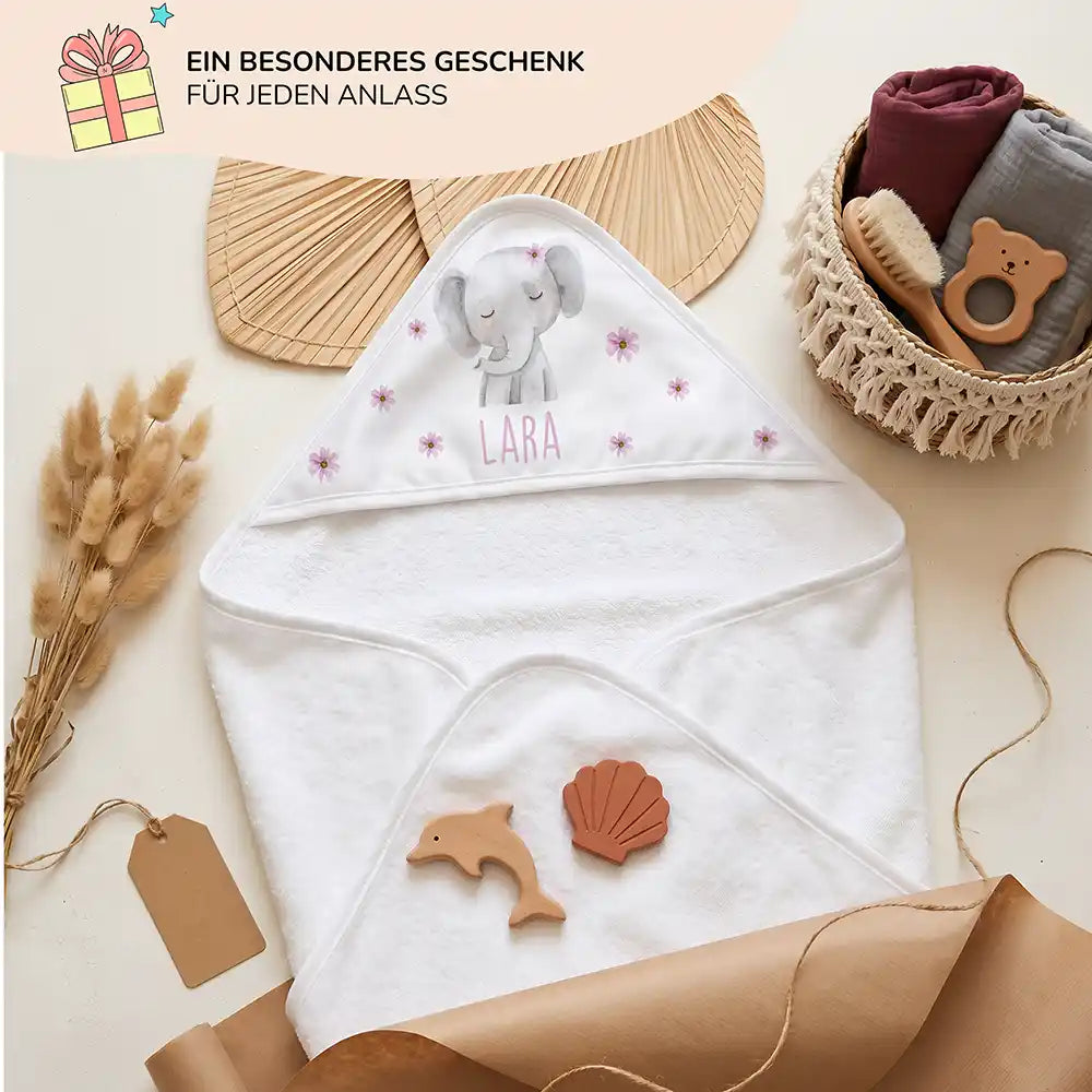 Personalisiertes Kapuzenhandtuch Baby Elefant BlĂŒten â Geschenk-Komposition Boho-Flatlay