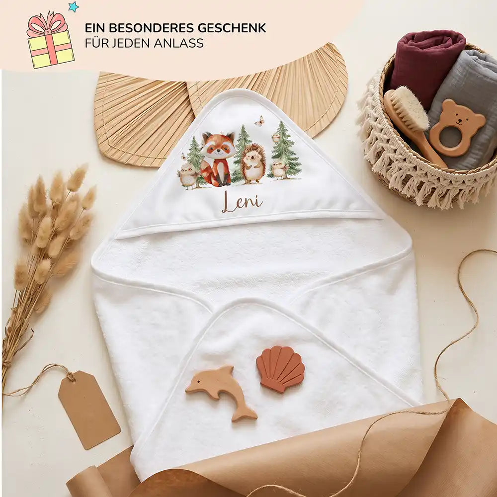 Personalisiertes Kapuzenhandtuch Baby Waldfreunde Tannen â Geschenk-Komposition Boho-Flatlay