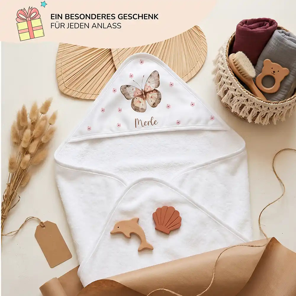 Personalisiertes Kapuzenhandtuch Baby Schmetterling Boho – Geschenk-Komposition Boho-Flatlay