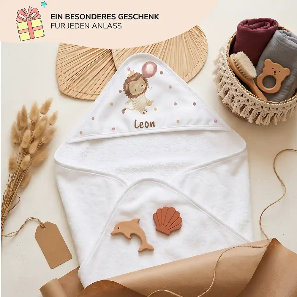 Personalisiertes Kapuzenhandtuch Baby Löwe Geburtstag â Geschenk-Komposition Boho-Flatlay