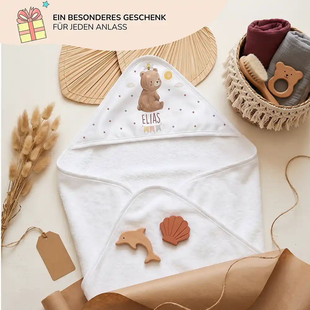 Personalisiertes Kapuzenhandtuch Baby BĂ€r Sonne â Geschenk-Komposition Boho-Flatlay