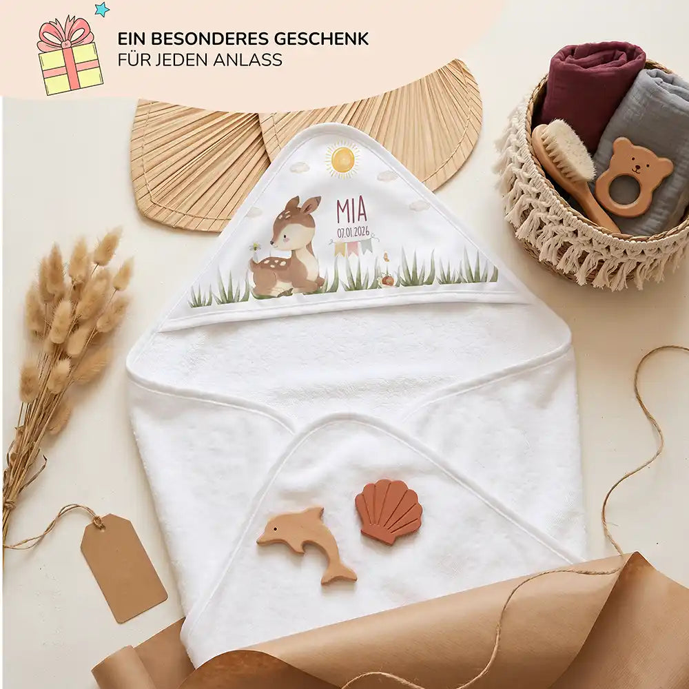 Personalisiertes Kapuzenhandtuch Baby Reh Geburtsdaten â Geschenk-Komposition Boho-Flatlay