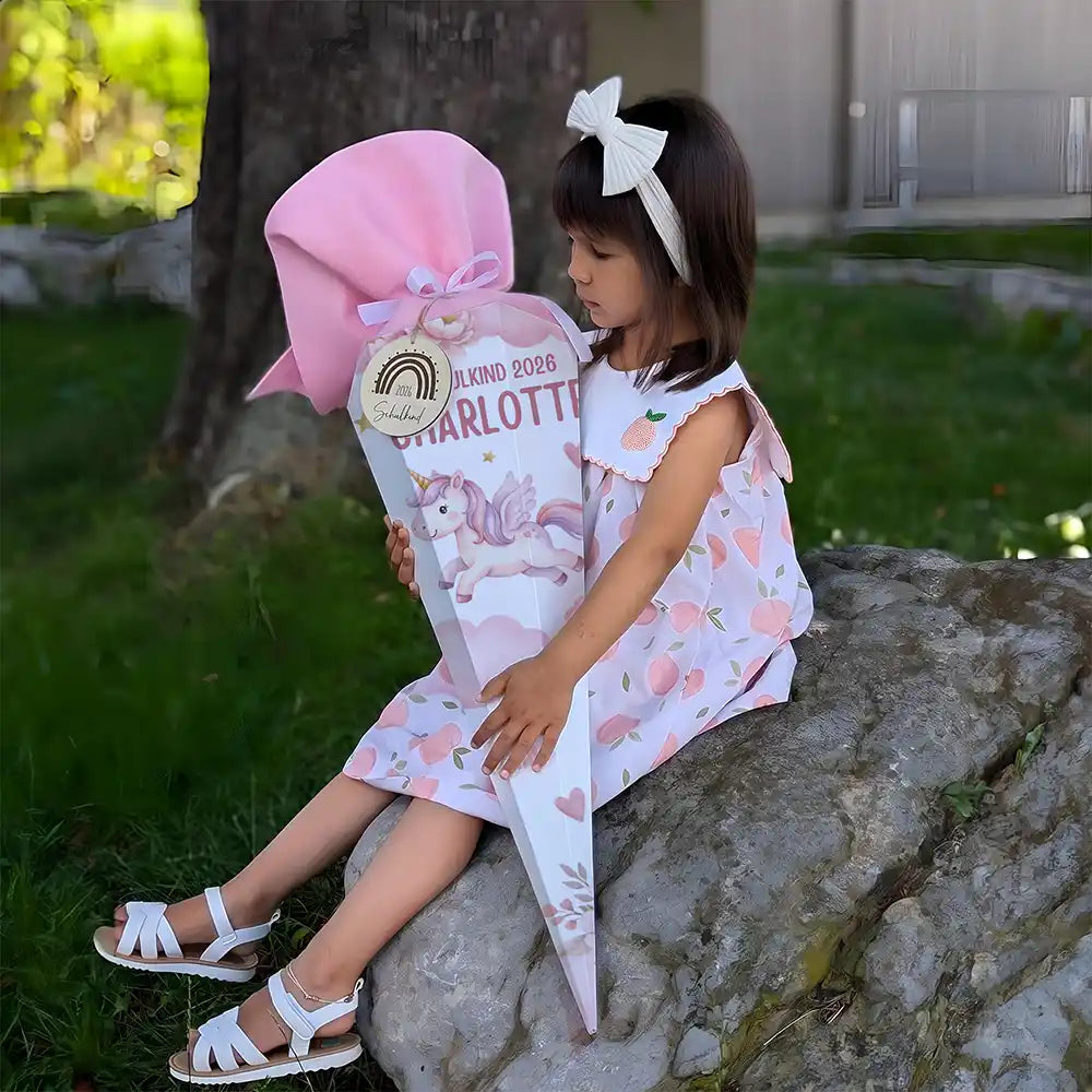 Schultüte personalisiert mit Name Pegasus Einhorn – Mädchen-Lifestyle im Garten