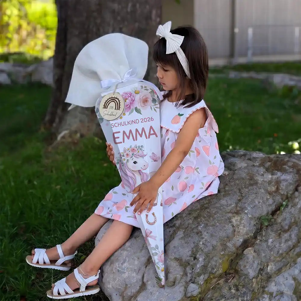 Schultüte personalisiert mit Name Pony mit Blumen – Mädchen-Lifestyle im Garten