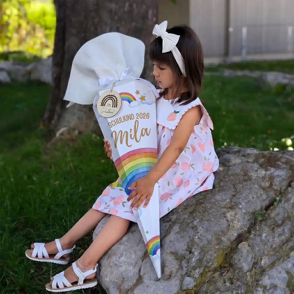 Schultüte personalisiert mit Name Regenbogen Pastell – Mädchen-Lifestyle im Garten