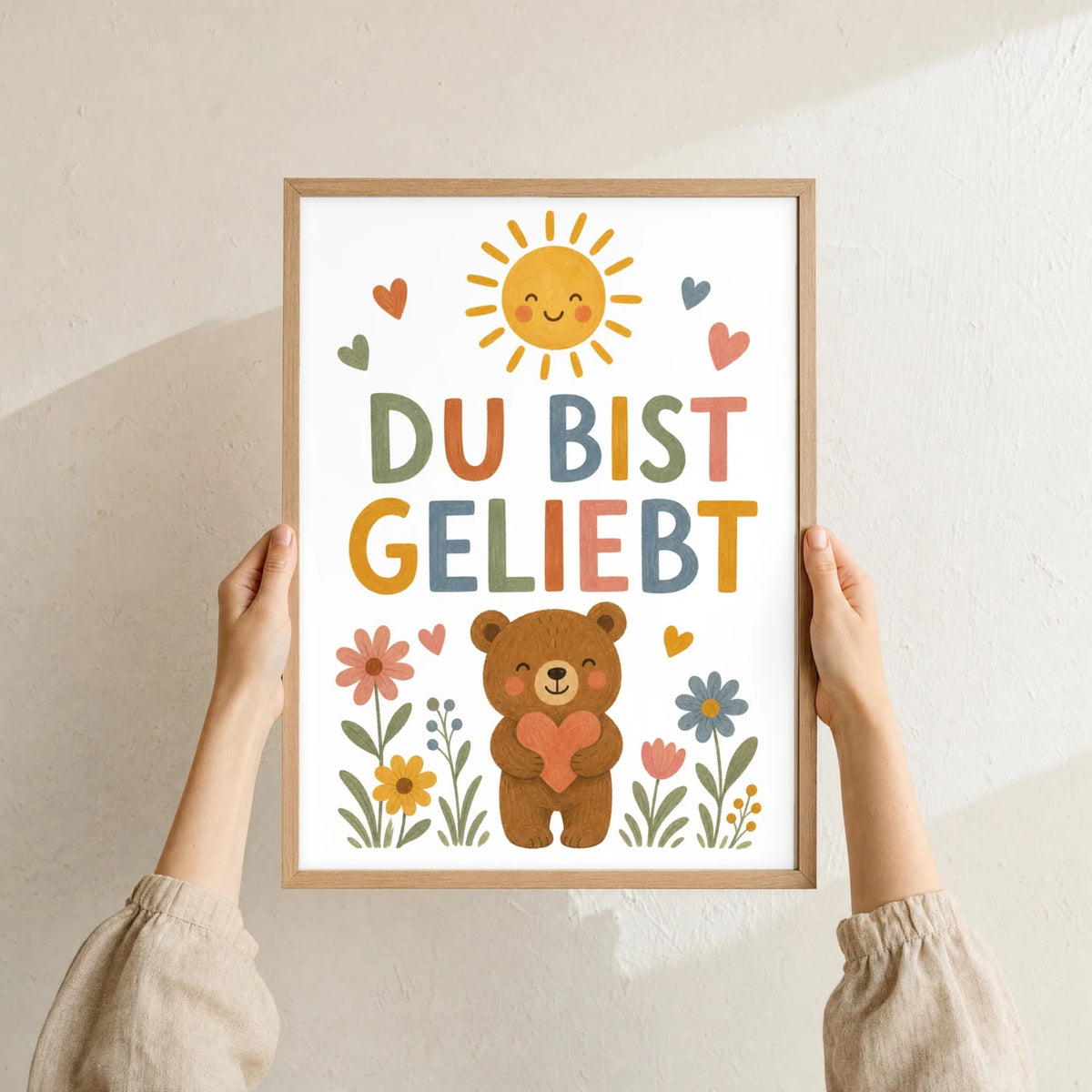 Affirmationsposter âBĂ€r Du bist geliebtâ im Holzrahmen in den HĂ€nden gehalten â Taufgeschenk und Kinderzimmer Deko