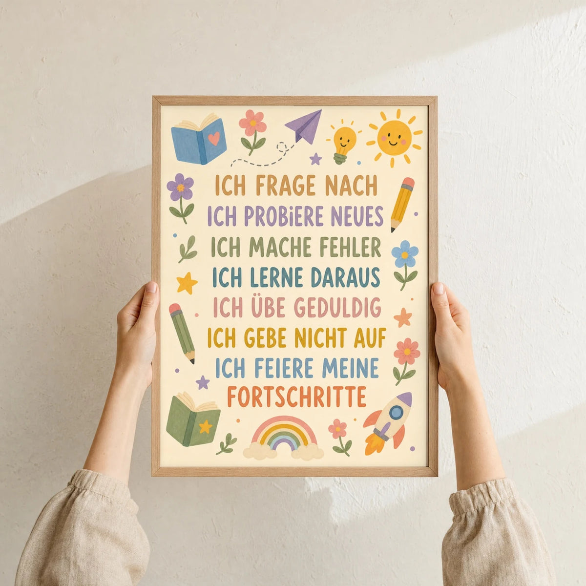 Affirmationsposter âBlumenwiese Ich frage nachâ im Holzrahmen in den HĂ€nden gehalten â Taufgeschenk und Kinderzimmer Deko