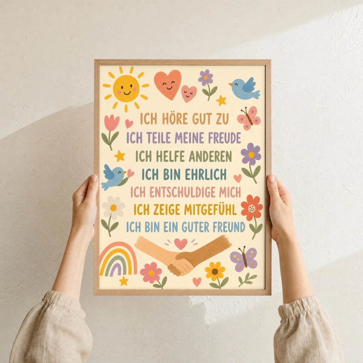 Affirmationsposter âBlumenwiese Ich höre zuâ im Holzrahmen in den HĂ€nden gehalten â Taufgeschenk und Kinderzimmer Deko