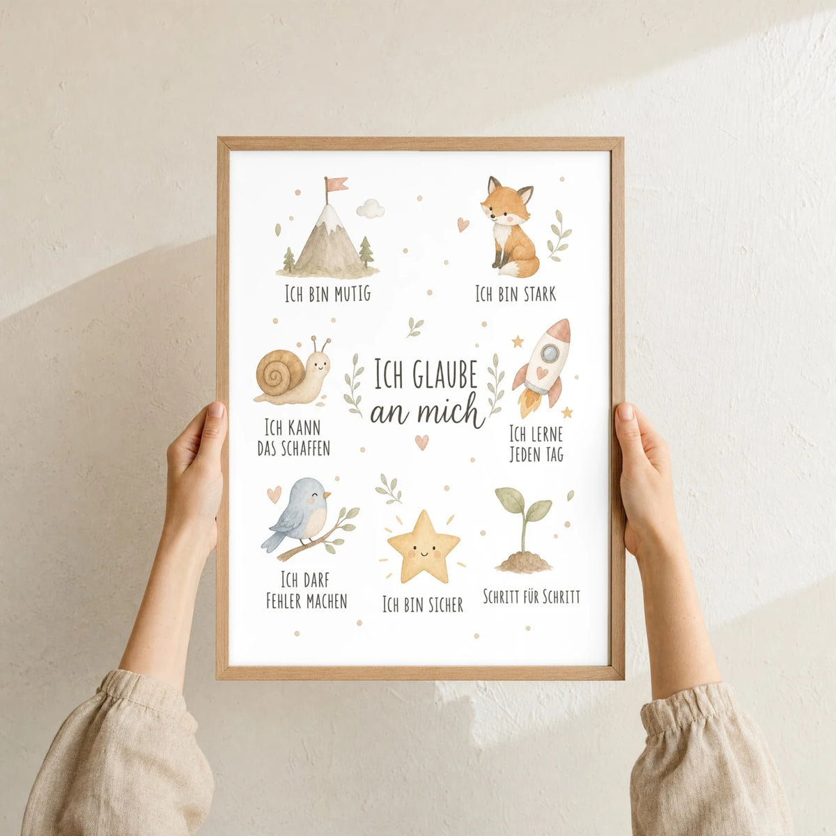 Affirmationsposter „Collage Ich glaube an mich“ im Holzrahmen in den Händen gehalten – Taufgeschenk und Kinderzimmer Deko