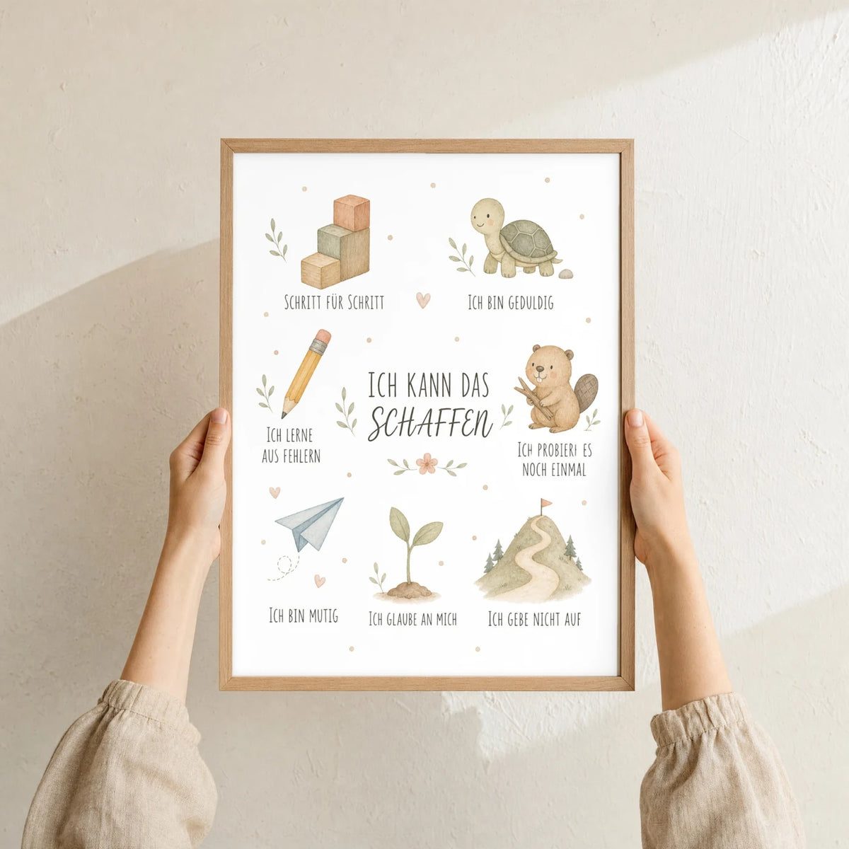 Affirmationsposter âCollage Ich kann das schaffenâ im Holzrahmen in den HĂ€nden gehalten â Taufgeschenk und Kinderzimmer Deko