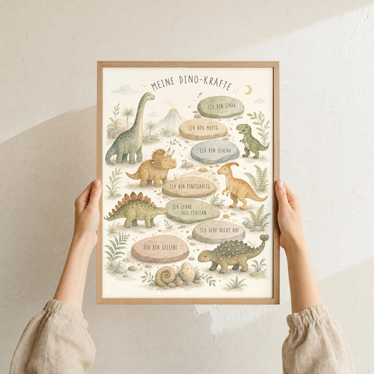 Affirmationsposter âDino-KrĂ€fteâ im Holzrahmen in den HĂ€nden gehalten â Taufgeschenk und Kinderzimmer Deko