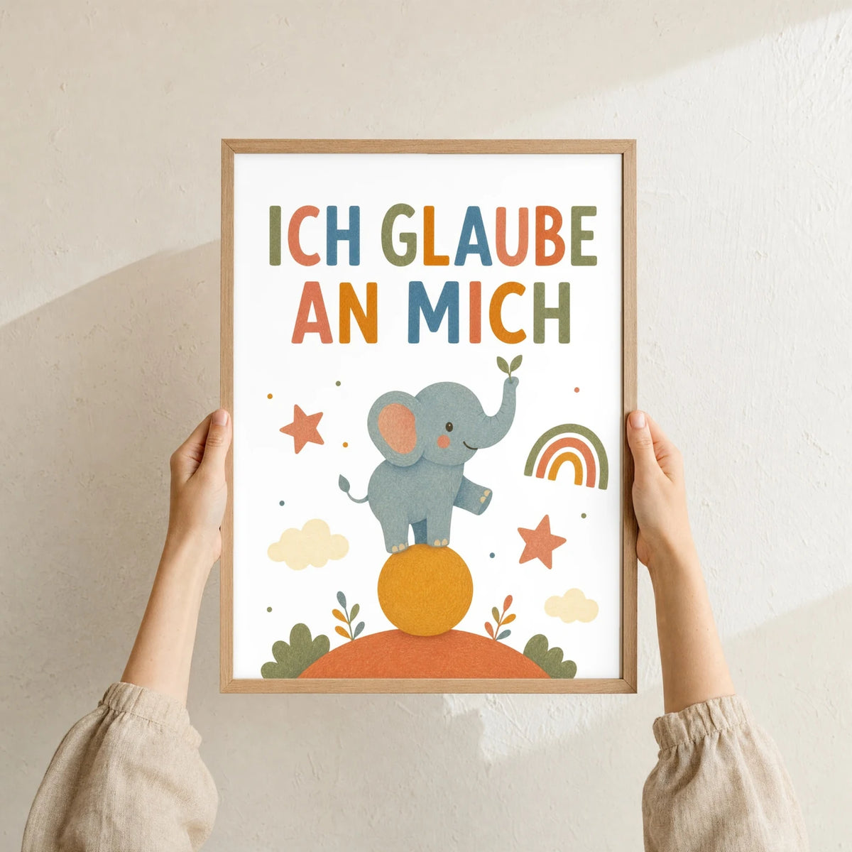 Affirmationsposter „Elefant Ich glaube an mich“ im Holzrahmen in den Händen gehalten – Taufgeschenk und Kinderzimmer Deko