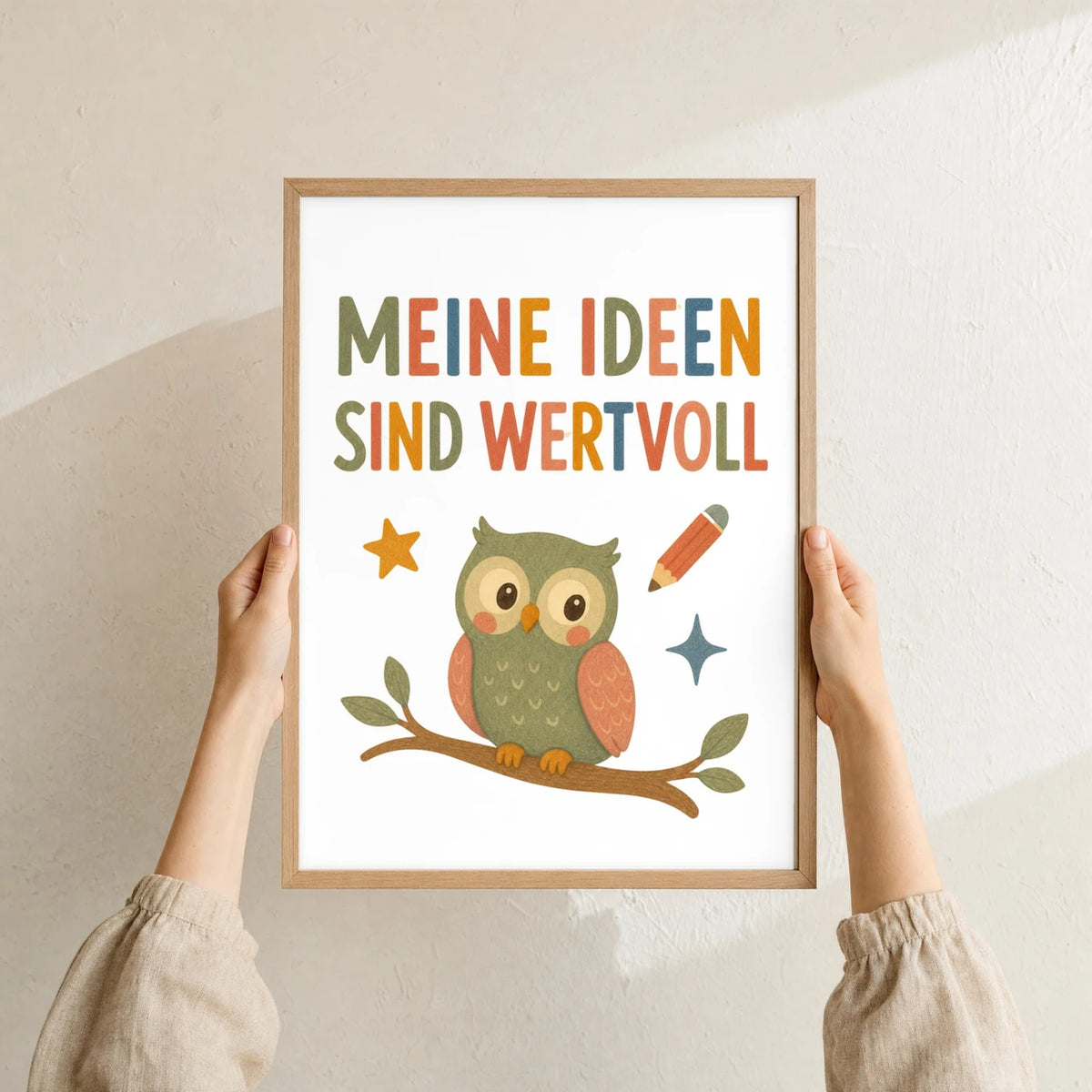 Affirmationsposter âEule Meine Ideen sind wertvollâ im Holzrahmen in den HĂ€nden gehalten â Taufgeschenk und Kinderzimmer Deko